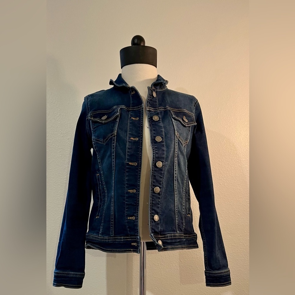 Well Worn Blue Jean Jacket Fitted Silhouette Contrast Stitching